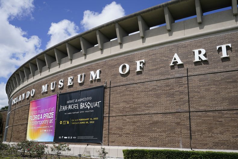 ARCHIVO - Una pancarta que anuncia una exposición del artista Jean-Michel Basquiat cuelga del exterior del Museo de Arte de Orlando el 2 de junio de 2022, en Orlando, Florida. (Foto AP/John Raoux, archivo)