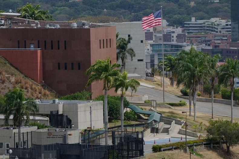 Una bandera estadounidense ondea de nuevo en la embajada de Estados Unidos en Caracas, Venezuela, el sábado 14 de marzo de 2026, siete años después de haber sido arriada cuando Washington y Caracas rompieron relaciones diplomáticas en 2019. (AP Foto/Ariana Cubillos)