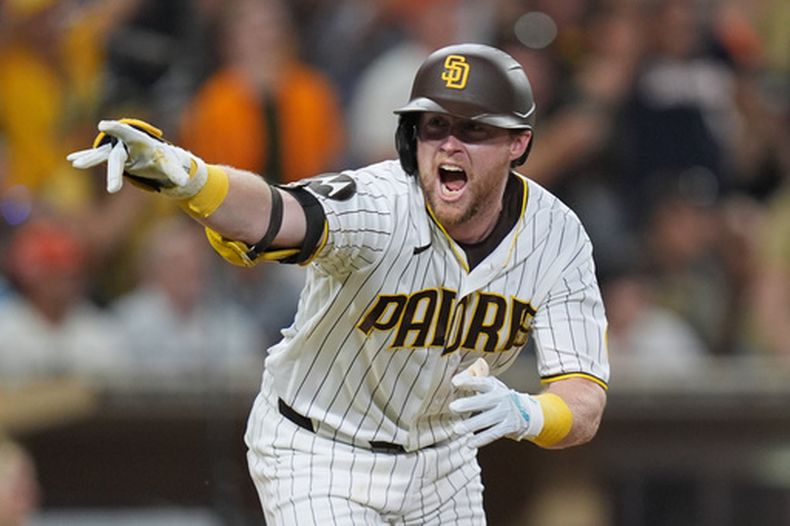 Jake Cronenworth, de los Padres de San Diego, celebra tras conectar un sencillo de oro (walk-off) en la novena entrada con el que los Padres derrotaron a los Gigantes de San Francisco 6-5 en un partido de béisbol el sábado 1 de agosto de 2026, en San Diego. (Foto AP/Gregory Bull)