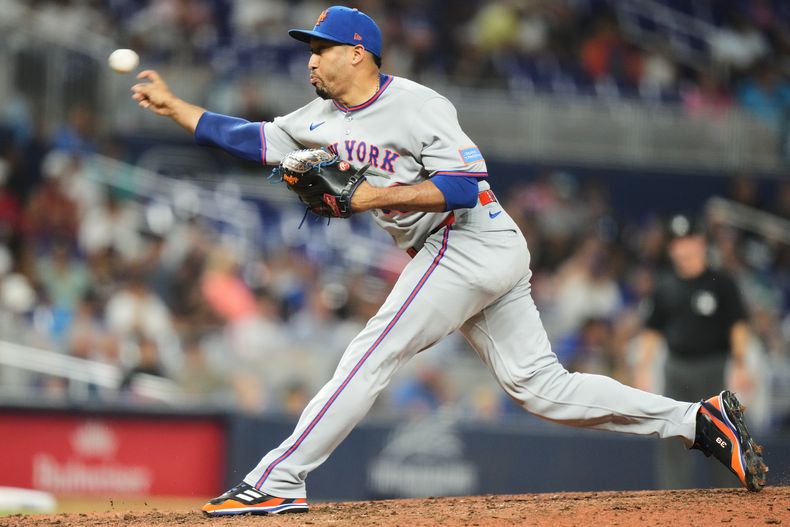 Edwin Díaz de los Mets de Nueva York lanza ante los Marlins de Miami, el 27 de septiembre de 2025, en Miami. (AP Foto/Lynne Sladky)