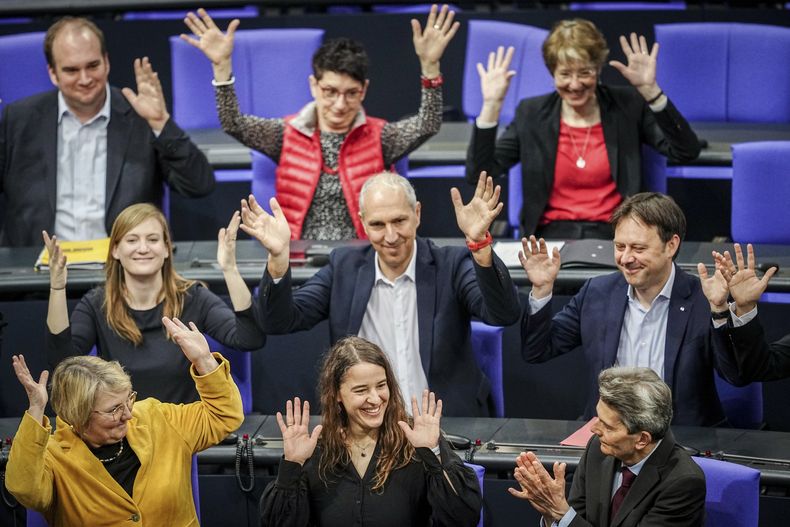 Heike Heubach (abajo, centro), la primera diputada sorda en el Bundestag, entre compañeros del Partido Socialdemócrata de Alemania al inicio de una sesión parlamentaria, en Berlín, el 21 de marzo de 2024. (Kay Nietfeld/dpa vía AP)