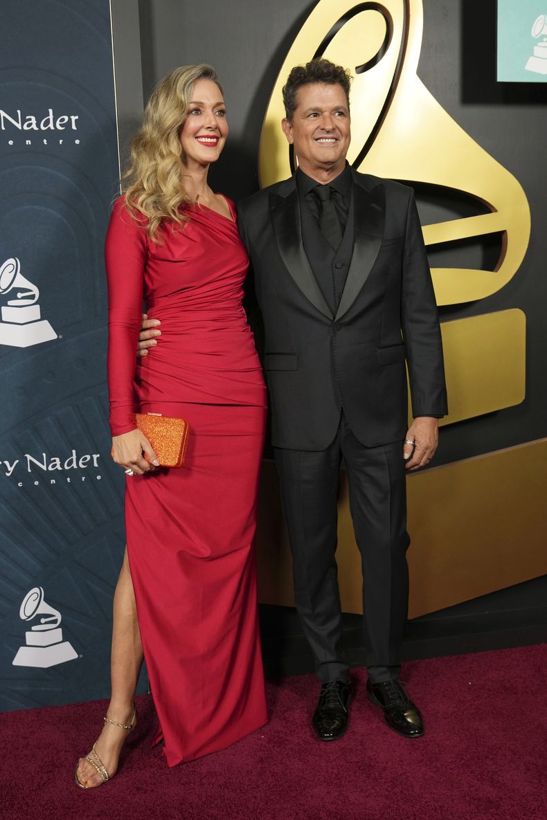 Carlos Vives, Persona del Año de la Academia Latina de la Grabación, posa con su esposa Claudia Elena Vázquez, el miércoles 13 de noviembre de 2024, en Miami Beach, Florida. (Foto AP/Lynne Sladky)