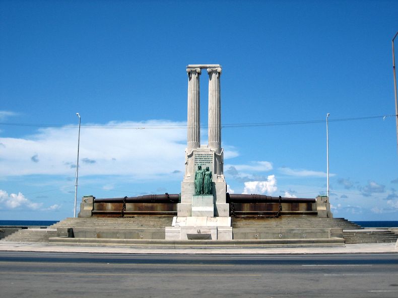Un monumento mutilado frente al Hotel Nacional recuerda a las víctimas del Maine.