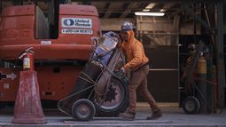 ARCHIVO - Trabajadores de construcción mueven equipos el 17 de enero de 2023, en Nueva York. (AP Foto/Andres Kudacki, Archivo)