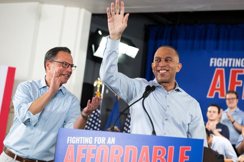 El gobernador de Pensilvania, Josh Shapiro, izquierda, y el líder demócrata de la Cámara de Representantes, Hakeem Jeffries, asisten a un acto de campaña de Bob Brooks, candidato demócrata al Congreso, antes de las elecciones de mitad de mandato, el domingo 26 de julio de 2026, en la sede del sindicato Steelworkers en Bethlehem, Pensilvania. (AP Foto/Erin Blewett)
