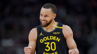 El base de los Warriors de Golden State Stephen Curry reacciona en el encuentro de la NBA ante los Bucks de Milwaukee el lunes 10 de febrero del 2025. (AP Foto/Andy Manis)