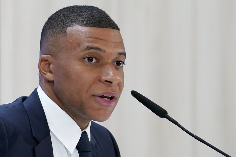 El futbolista francés Kylian Mbappe habla en una conferencia de prensa tras ser presentado como nuevo jugador del Real Madrid, el martes 16 de julio de 2024 (AP Foto/Andrea Comas)