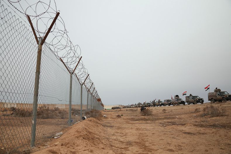 Una valla en Sinjar, cerca de la frontera entre Irak y Siria, el 22 de enero del 2026. (AP foto/Farid Abdulwahed)