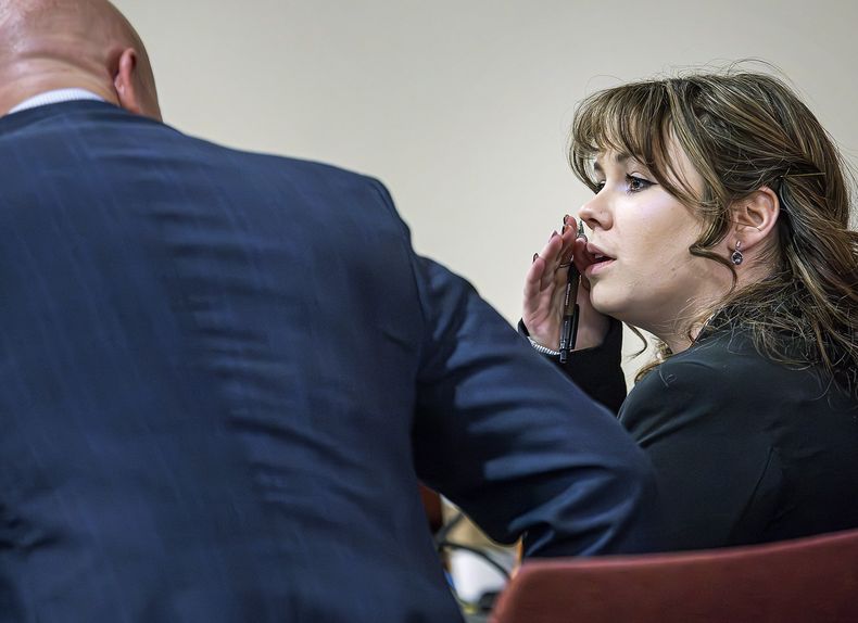 Hannah Gutierrez-Reed, armera de la película Rust, a la derecha, habla con su abogado Jason Bowles durante su juicio por homicidio involuntario el martes 5 de marzo de 2024, en la Corte Judicial del Primer Distrito en Santa Fe, Nuevo México. (Jim Weber/Santa Fe New Mexican vía AP, Pool)