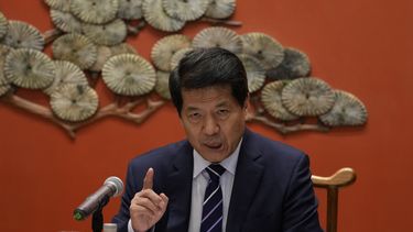 El enviado de China a Ucrania, Li Hui, habla con la prensa en Beijing, viernes 2 de junio de 2023. Li pidió a otros gobiernos el viernes que dejen de enviar armas al campo de batalla y realicen conversaciones de paz, pero no dio indicios de que su viaje a la región hubiera logrado algún avance hacia un acuerdo. (AP Foto/Ng Han Guan)