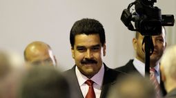 ARCHIVO - El veterano ministro de Asuntos Exteriores de Venezuela, Nicolás Maduro, asiste a una ceremonia en la que se declara ganador de las elecciones presidenciales al presidente Hugo Chávez en el Consejo Electoral de Caracas, el 10 de octubre de 2012, donde Chávez anunció que nombraría a Maduro como su nuevo vicepresidente. (Foto AP/Ariana Cubillos, Archivo)