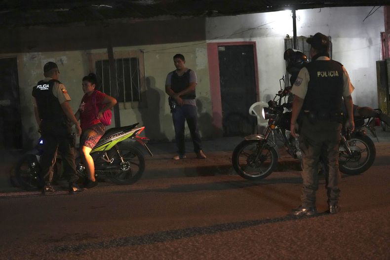 La policía vigila en un retén durante un operativo anticriminal en Durán, Ecuador, el viernes 21 de julio de 2023. (Foto AP/Dolores Ochoa)
