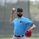 Alcántara recibe trofeo Cy Young sin errores