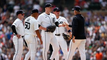 El mánager de los Tigres de Detroit A.J. Hinch (derecha) recibe la bola del pitcher Tarik Skubal durante el séptimo inning del juego contra los Orioles de Baltimore, el miércoles 29 de julio de 2026, en Detroit. (AP Foto/Paul Sancya)