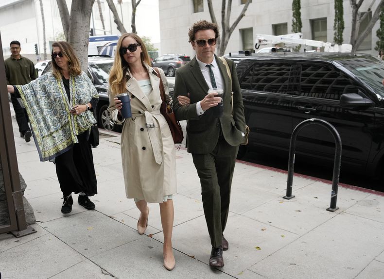 Danny Masterson y su esposa Bijou Phillips llegan para los argumentos finales en su segundo juicio por violación el martes 16 de mayo de 2023 en Los Ángeles. Masterson fue declarado culpable de acusado de violar a mujeres en su casa de Los Ángeles entre 2001 y 2003. (Foto AP/Chris Pizzello)