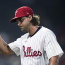 Aaron Nola, lanzador de los Filis de Filadelfia, agradece al público en la octava entrada del juego ante los Cerveceros de Milwaukee, el martes 18 de julio de 2023 (AP Foto/Matt Slocum)
