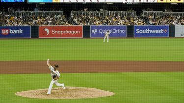 El abridor de los Padres de San Diego, Michael Wacha, lanza en la octava entrada contra los Reales de Kansas City, que le rompieron en ese episodio el sin hit que llevaba en San Diego, el lunes 15 de mayo de 2022. (AP Foto/Gregory Bull)