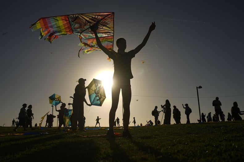 Residentes en el kibutz de Kfar Azza vuelan cometas, algunas con los nombres de las víctimas y los capturados durante un sangriento ataque transfronterizo de Hamás el 7 de octubre, en Tel Aviv, Israel, el 9 de noviembre de 2023. (AP Foto/Ariel Schalit)