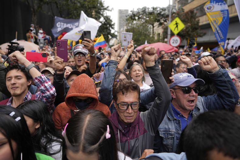 Los partidarios aplauden al presidente de Colombia, Gustavo Petro, en un mitin en Bogotá, Colombia, el miércoles 7 de junio de 2023. (AP Foto/Fernando Vergara)