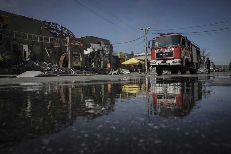 Foto suministrada por el Departamento de Prensa de la 24ta Unidad Mecanizada de Ucrania, que muestra a bomberos apagando el incendio tras un ataque de drones rusos contra un mercado en el pueblo de Druzhkivka en la región de Donetsk, Ucrania, el 2 de agosto del 2025, (Oleg Petrasiuk/ Departamento de Prensa de la 24ta Unidad Mecanizada de Ucrania via AP)