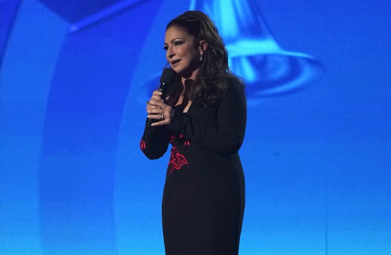 ARCHIVO - Gloria Estefan presenta un número musical en la 22a entrega anual del Latin Grammy el jueves 18 de noviembre de 2021, en la MGM Grand Garden Arena en Las Vegas. Estefan ha interpretado boleros en su carrera. El género musical fue inscrito en la Lista Representativa del Patrimonio Cultural Inmaterial de la Unesco gracias a una iniciativa impulsada por México y Cuba, el 5 de diciembre de 2023. (Foto AP/Chris Pizzello)