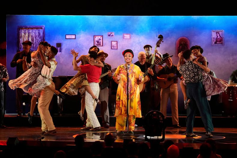 ARCHIVO - Omara Portuondo, en el centro, y otros miembros del Buena Vista Social Club actúan durante la 78.ª edición de los premios Tony en el Radio City Music Hall de Nueva York, el 8 de junio de 2025. (Foto Charles Sykes/Invision/AP File)