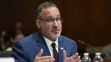 ARCHIVO - El secretario de Educación de Estados Unidos, Miguel Cardona, declara durante una sesión del subcomité presupuestario del Senado sobre servicios humanos, salud, empleo, educación y agencias relacionadas en el Capitolio, Washington, el 30 de abril de 2024, (AP Foto/Susan Walsh)