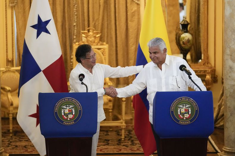 El presidente de Colombia, Gustavo Petro, a la izquierda, estrecha la mano del mandatario panameño, José Raúl Mulino, en una conferencia de prensa conjunta en el palacio presidencial en Ciudad de Panamá, el viernes 28 de marzo de 2025. (AP Foto/Matías Delacroix)