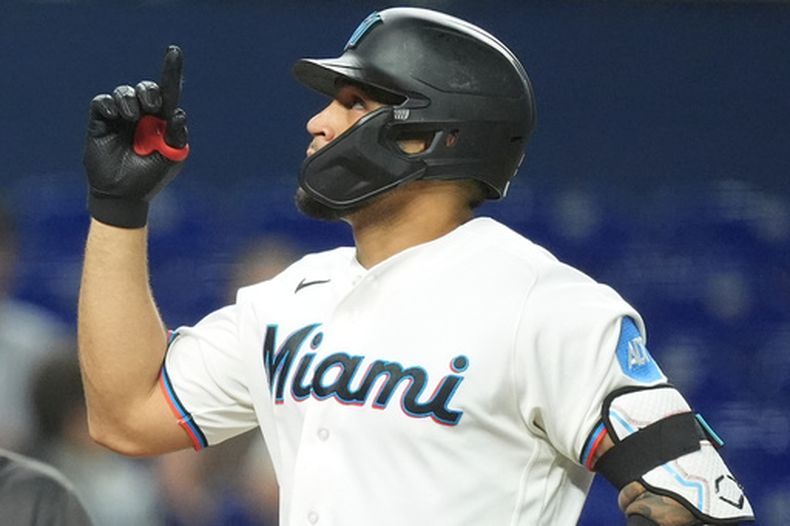Agustin Ramírez, de los Marlins de Miami, celebra mientras corre las bases después de batear un cuadrangular en la quinta entrada del juego de béisbol de Grandes Ligas contra los Cardenales de San Luis, el lunes 20 de abril de 2026, en Miami. (AP Foto/Rebecca Blackwell)