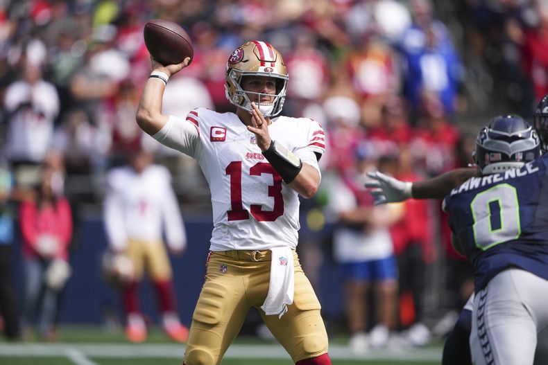 El quarterback de los 49ers de San Francisco Brock Purdy lanza en el encuentro ante los Seahawks de Seattle el domingo 7 de septiembre del 2025. (AP Foto/Lindsey Wasson)