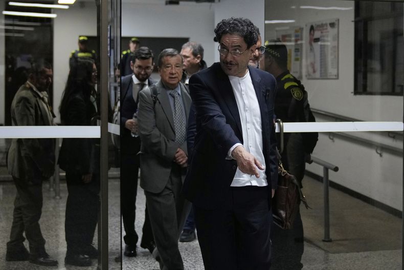 El senador Iván Cepeda sale del tribunal después de que el expresidente Álvaro Uribe fuera declarado culpable de manipulación de testigos y soborno en un caso que Cepeda presentó en su contra en Bogotá, Colombia, el lunes 28 de julio de 2025. (Foto AP/Fernando Vergara)