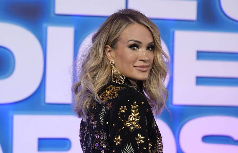 ARCHIVO - Carrie Underwood llega a los Peoples Choice Awards, el 6 de diciembre de 2022, en Santa Mónica, California. (Foto AP/Chris Pizzello, File)