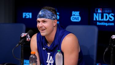 El lanzador de los Dodgers de Los Ángeles Tarik Skubal habla en conferencia de prensa antes de que inicie la serie divisional de la Liga Nacional ante los Bravos de Atlanta el viernes 2 de octubre del 2026. (AP Foto/Mark J. Terrill)