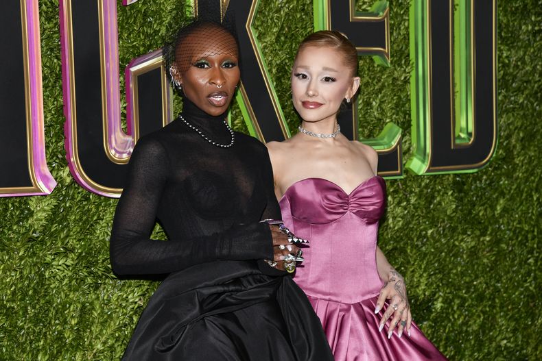 ARCHIVO - Cynthia Erivo, izquierda, y Ariana Grande asisten al estreno de Wicked en el Museo de Arte Moderno, el 14 de noviembre de 2024, en Nueva York. (Foto Evan Agostini/Invision/AP, archivo)