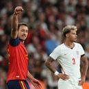 El español Mikel Oyarzabal (izquierda) celebra tras marcar el tercer gol de su equipo durante el partido de la Liga de Naciones de fútbol entre Inglaterra y España en Londres, el sábado 26 de septiembre de 2026. (Foto AP/Ian Walton)
