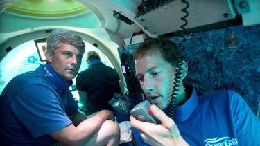 El piloto Randy Holt (d) y Stockton Rush (i), CEO y cofundador de OceanGate, en un sumergible cerca de Fort Lauderdale, Florida, el 28 de junio de 2013. (Foto AP /Wilfredo Lee)