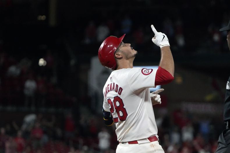 Nolan Arenado, de los Cardenales de San Luis, festeja luego de conectar el sencillo del triunfo ante los Padres de San Diego, el miércoles 28 de agosto de 2024 (AP Foto/Jeff Roberson)