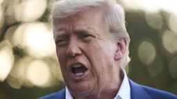 El presidente de Estados Unidos, Donald Trump, habla con periodistas antes de subir al Marine One en el Jardín Sur de la Casa Blanca, el martes 24 de junio de 2025, en Washington. (AP Foto/Evan Vucci)