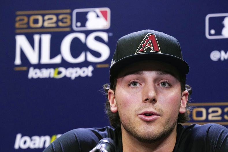 Brandon Pfaadt, abridor de los Diamondbacks de Arizona, habla en una conferencia de prensa el miércoles 18 de octubre de 2023 (AP Foto/Ross D. Franklin)