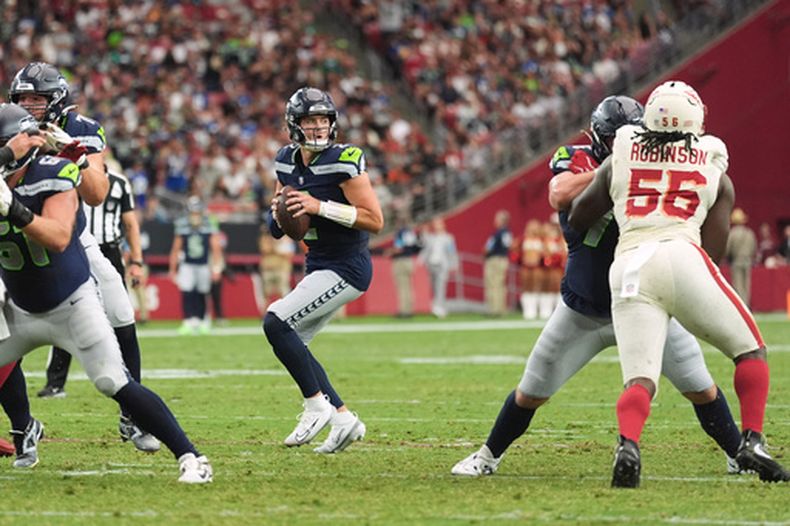 El mariscal de campo de los Seahawks de Seattle, Drew Lock, se prepara para lanzar ante los Cardinals de Arizona durante la primera mitad de un partido de la NFL en Glendale, Arizona, el domingo 20 de septiembre de 2026. (Foto AP/Ross D. Franklin)