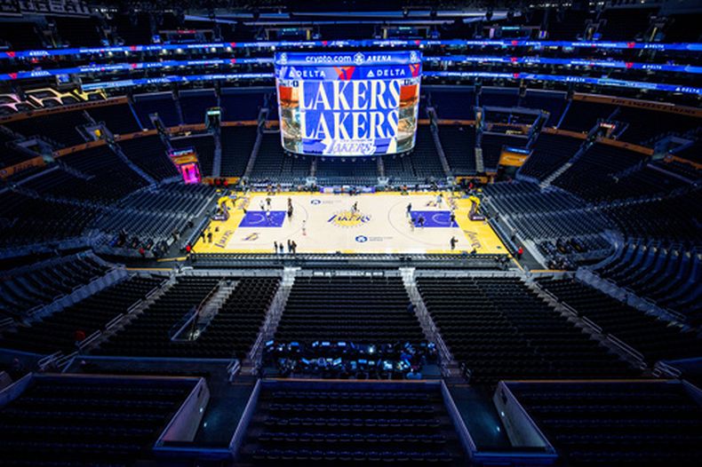 ARCHIVO - La foto muestra la Crypto Arena en Los Ángeles el 4 de enero de 2026, antes de un partido de los Lakers ante los Grizzlies de Memphis (AP Foto/Ethan Swope, archivo)