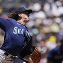 Gilbert llega a 10 triunfos; Marineros vencen 6-2 a Padres