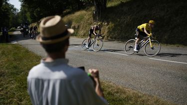 Tour: Emotivo triunfo de Houle y Vingegaard firme en la cima