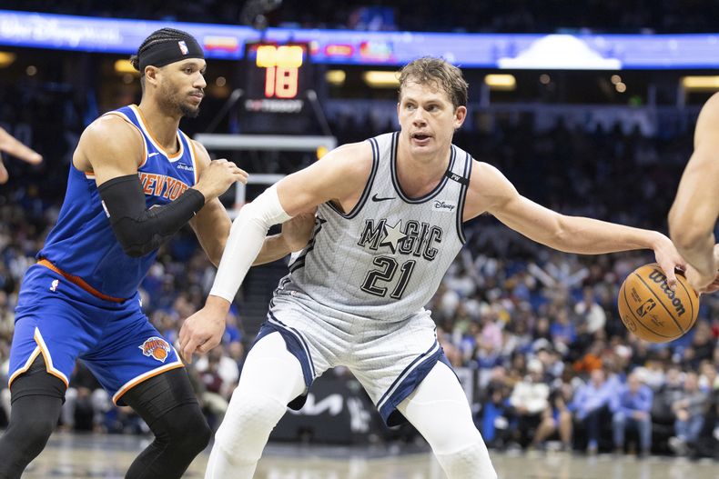 El pívot del Magic de Orlando Moritz Wagner (21) elude al escolta de los Knicks de Nueva York, Pacome Dadiet, a la izquierda, durante la segunda mitad de un partido de baloncesto de la NBA, el domingo 15 de diciembre de 2024, en Orlando, Florida (AP Foto/Alan Youngblood)