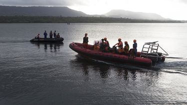 Rescatistas buscan a víctimas el viernes 4 de julio de 2025 después de que un transbordador se hundió en aguas frente a Jembrana, isla de Bali, Indonesia. (AP Foto/Firdia Lisnawati)
