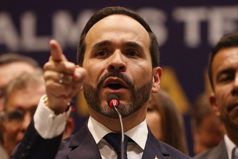 El presidente electo de Colombia, Abelardo de la Espriella, habla en una conferencia de prensa en Bogotá, Colombia, el jueves 30 de julio de 2026. (AP Foto/John Vizcaino)