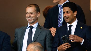 ARCHIVO: El presidente de la UEFA, Aleksander Čeferin (izquierda), y el presidente del Paris Saint-Germain, Nasser Al-Khelaïfi, sonríen antes del partido de fútbol de la fase de apertura de la Liga de Campeones entre el Barcelona y el Paris Saint-Germain en el Estadio Olímpico Lluis Companys en Barcelona, España, el 1 de octubre de 2025. (Foto AP/Joan Monfort, Archivo)