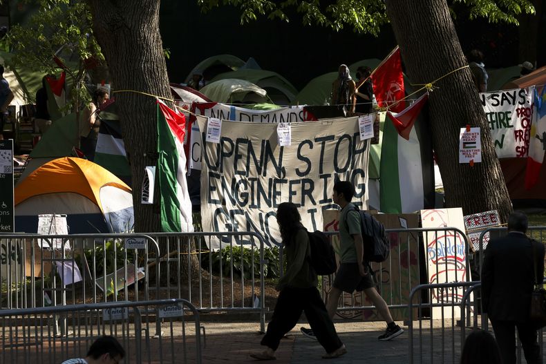 ARCHIVO - Un grupo de personas pasa por delante del campamento de solidaridad con Gaza en la Universidad de Pensilvania, Filadelfia, el martes 30 de abril de 2024. (Monica Herndon/The Philadelphia Inquirer via AP, Archivo)