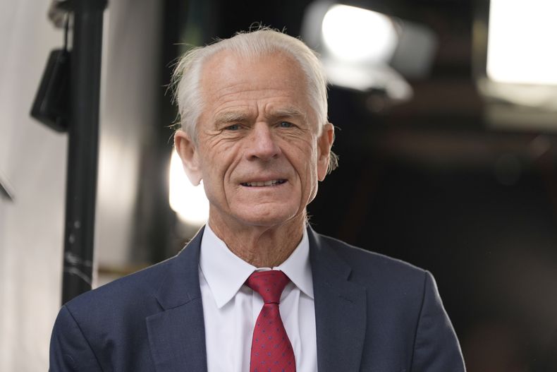 Peter Navarro, asesor comercial de la Casa Blanca, sonríe antes de participar en una entrevista afuera de la residencia presidencial, el jueves 10 de abril de 2025, en Washington. (AP Foto/Alex Brandon)