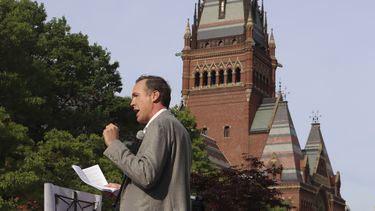 Ryan Enos, profesor de política en la Universidad de Harvard, habla en una protesta contra las medidas del presidente de EEUU, Donald Trump, en el campus universitario en Cambridge, Massachusetts, el 27 de mayo del 2025. (AP foto/Leah Willingham)